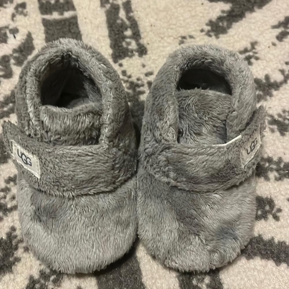 Gray Ugg Bixbee booties size 2/3